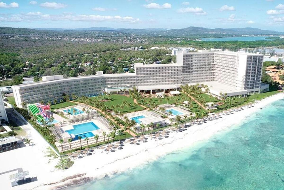 uma vista aérea do hotel e da praia