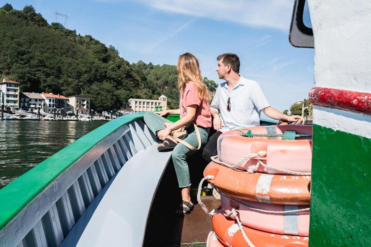 muž a žena na lodi na vodě