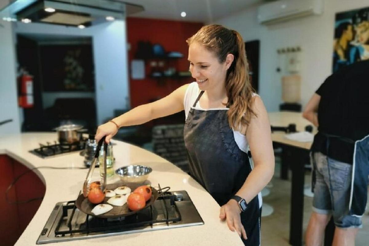 una donna in cucina che prepara il cibo sui fornelli
