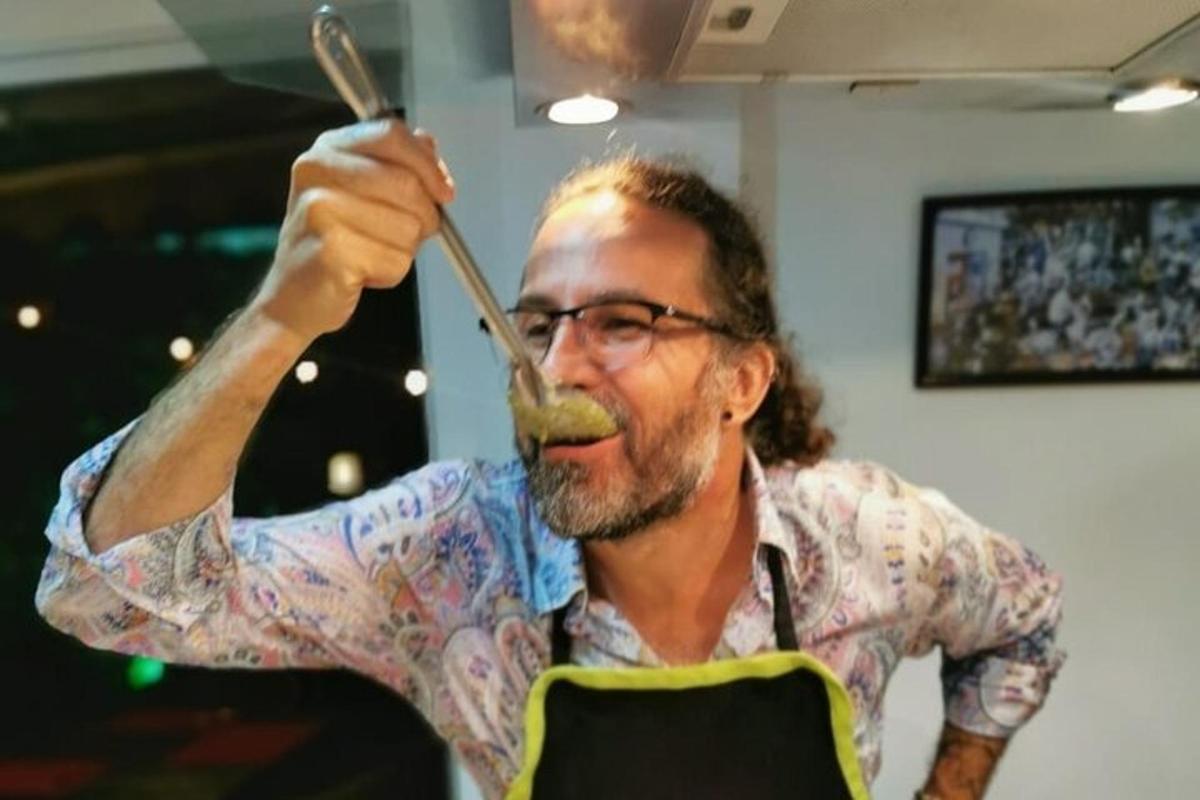 un uomo che mangia cibo con un cucchiaio in bocca