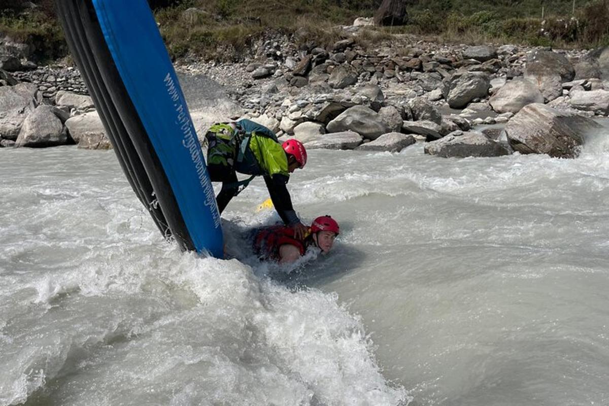 due persone sono nell'acqua di un fiume