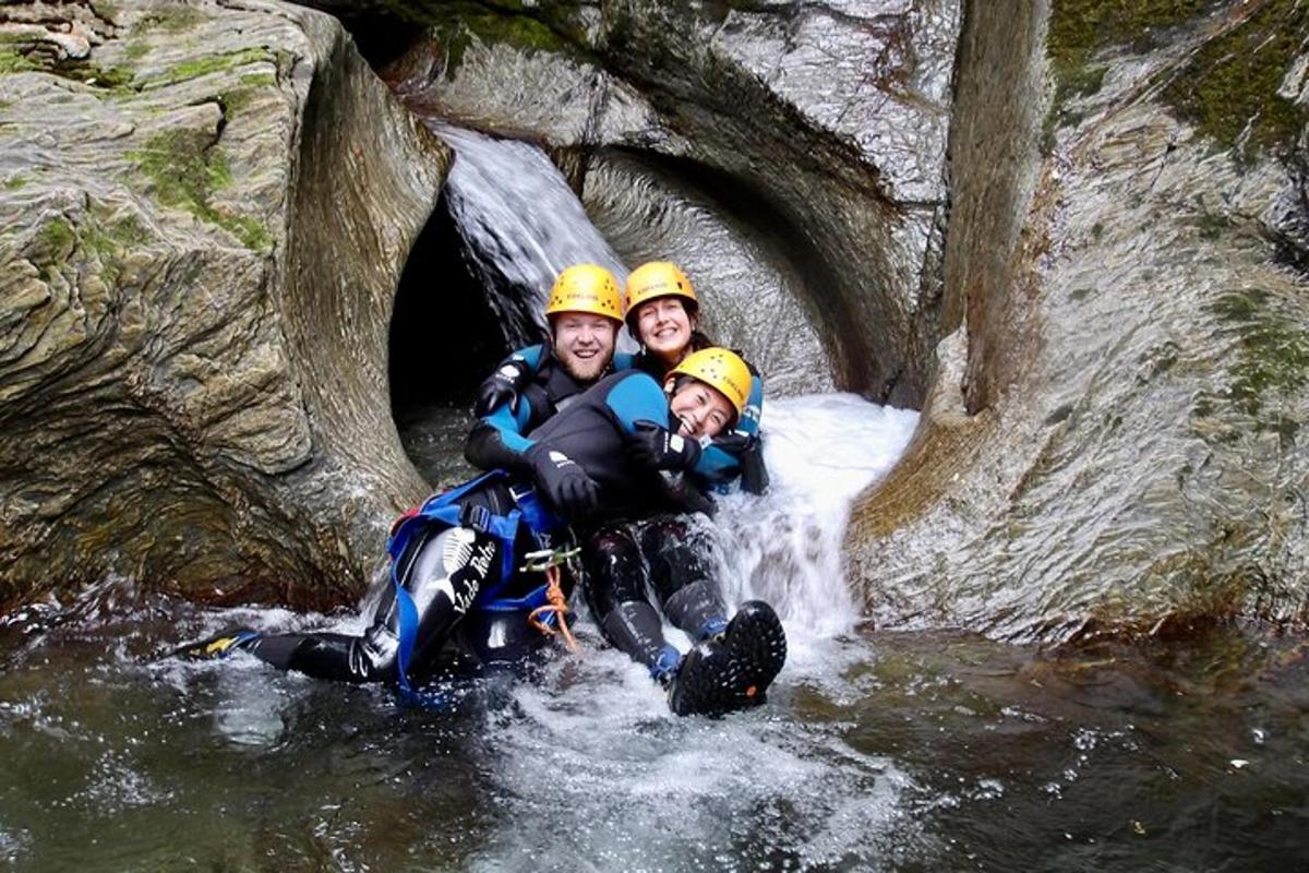 un groupe de trois personnes dans l'eau dans une grotte