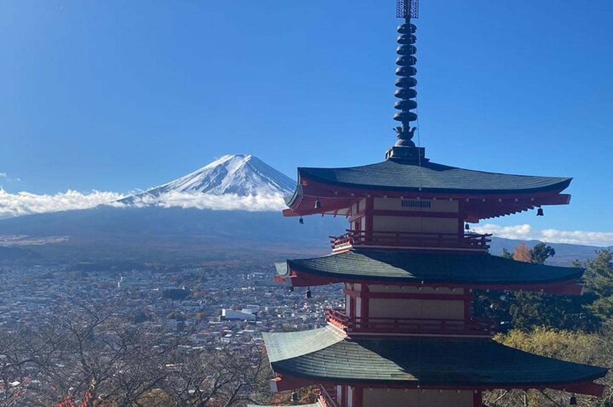 pagoda s horou v pozadí