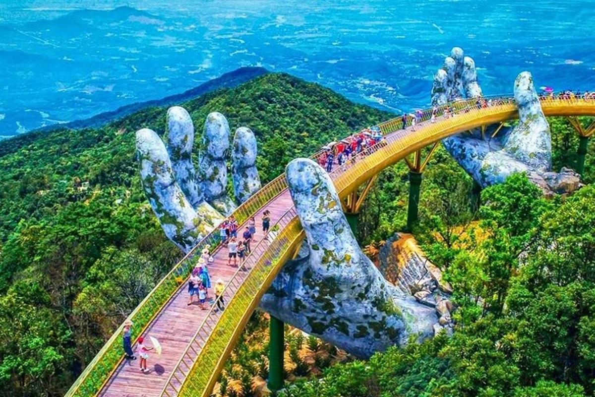 eine Gruppe von Menschen auf einer Brücke in den Bergen
