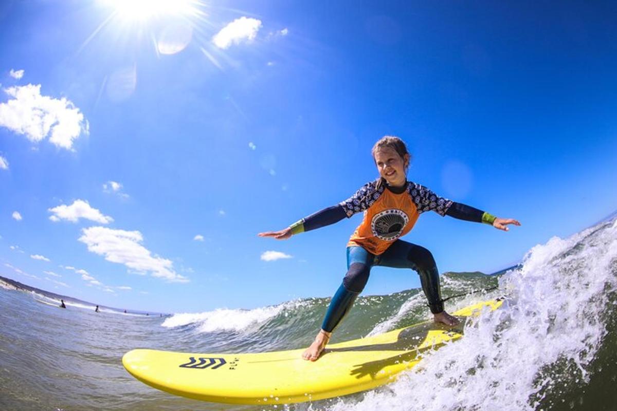 un home cavalcant una onada sobre una taula de surf groga