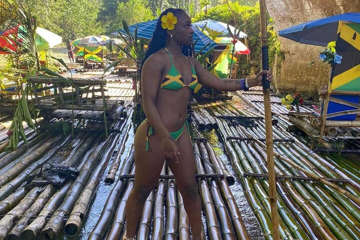 o femeie în bikini care ține o umbrelă