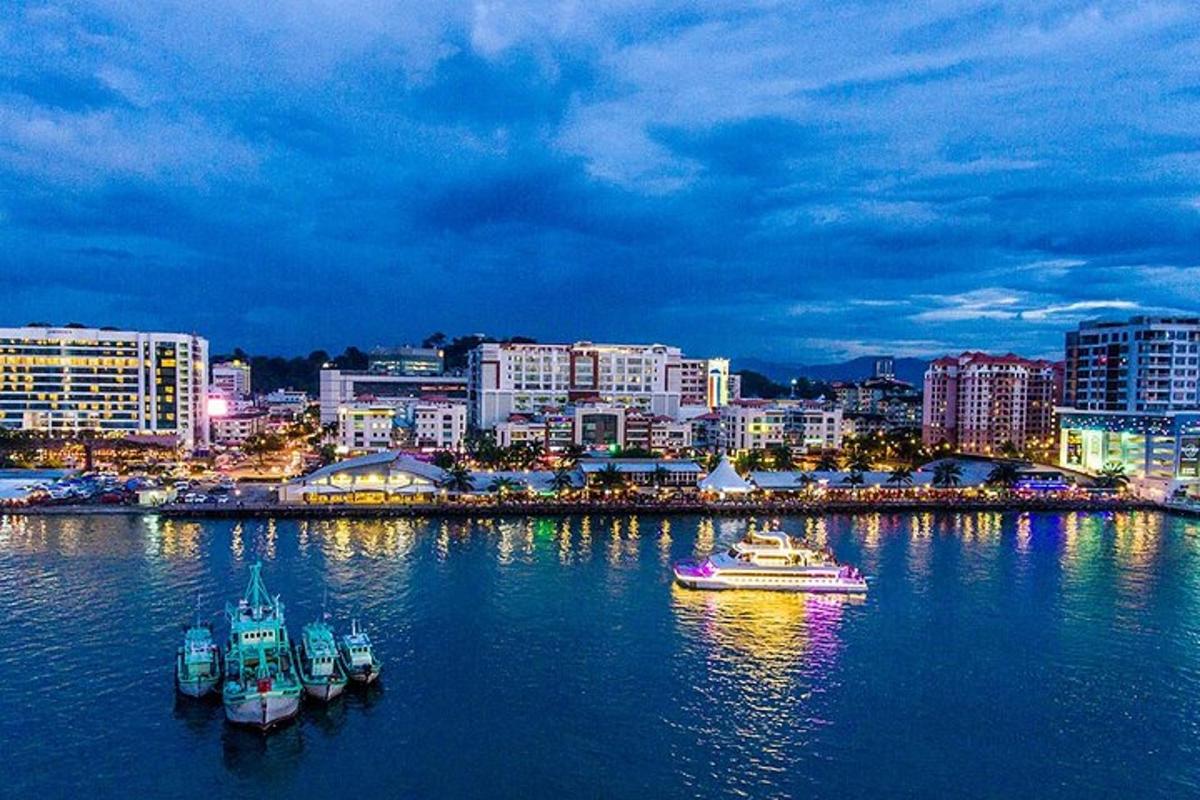 una città con barche in acqua di notte