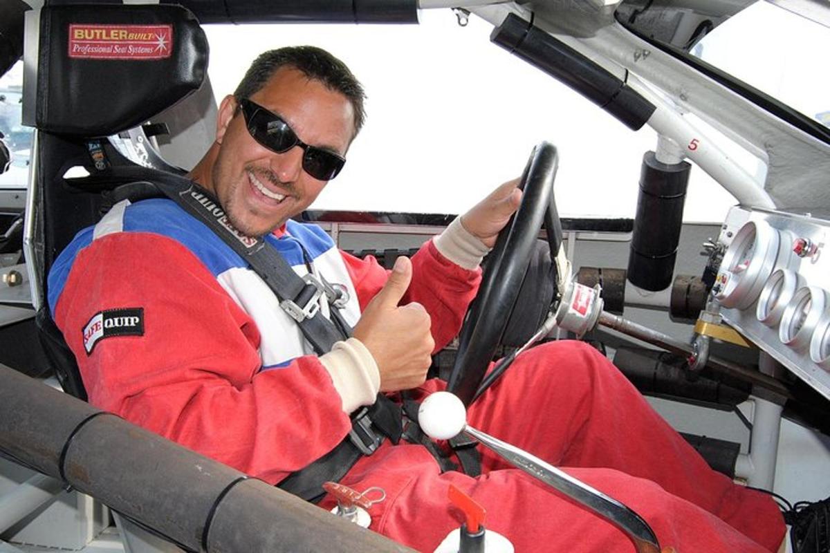 um homem sentado na cabine de um avião