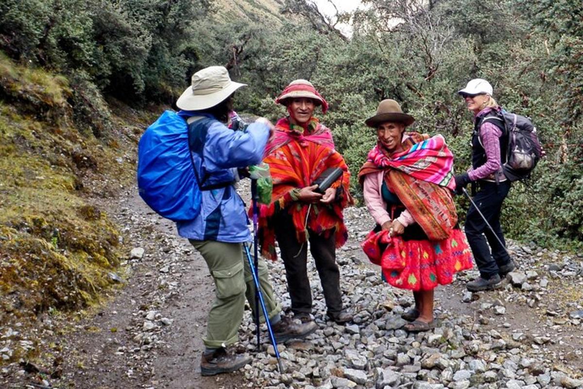 un gruppo di persone in piedi su un sentiero roccioso