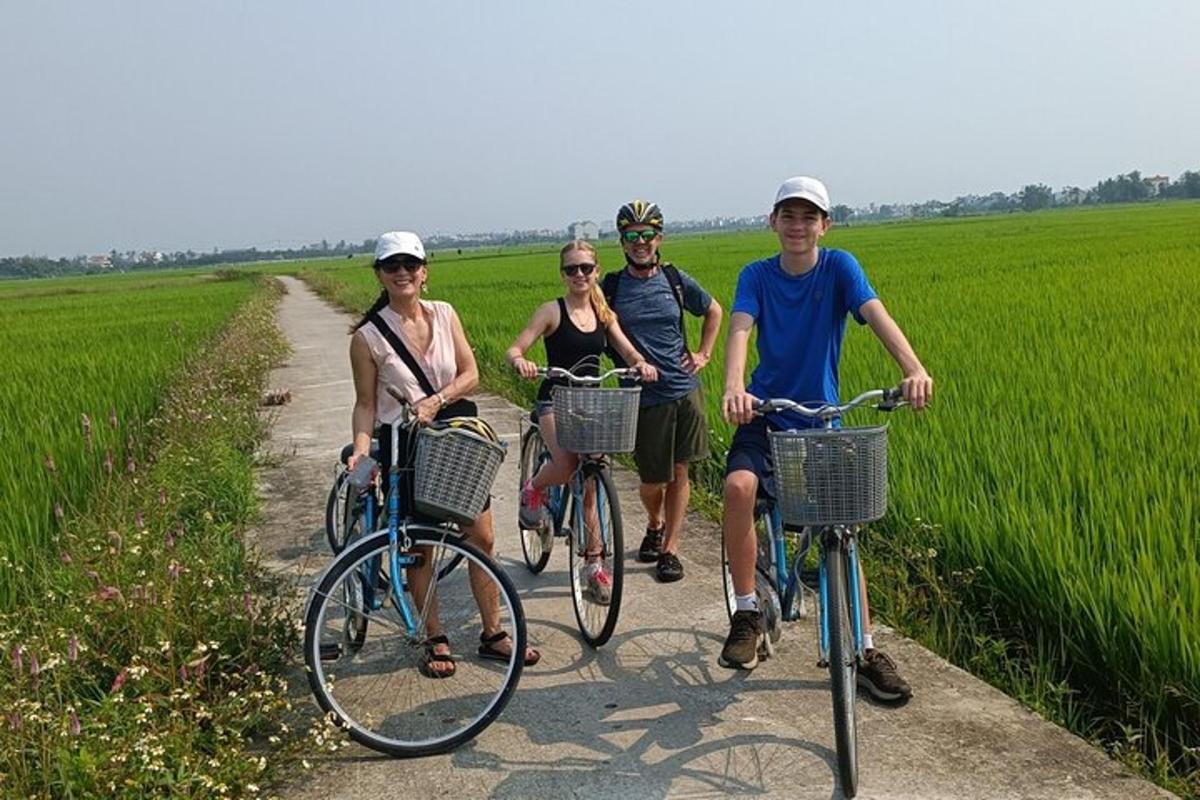 en gruppe mennesker, der cykler på en grusvej