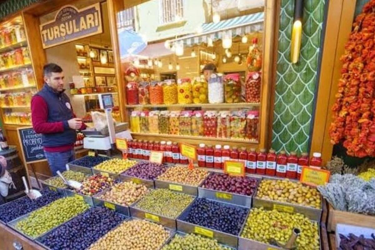muž stojící v obchodě s potravinami s vystaveným ovocem