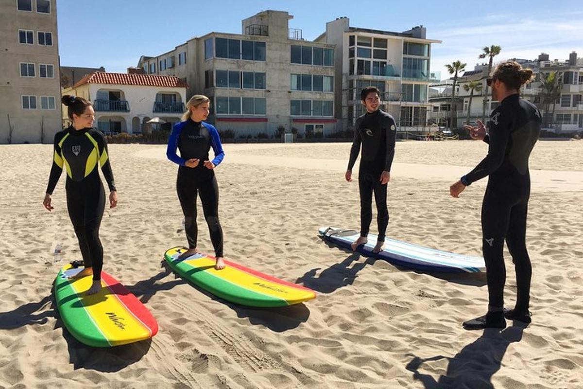 un gruppo di persone in piedi sulle tavole da surf sulla spiaggia