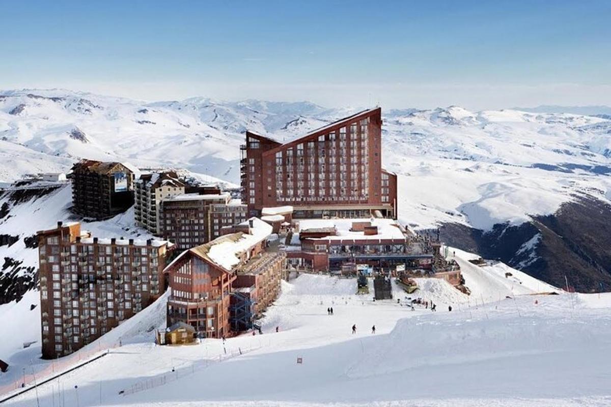 um grande edifício no topo de uma montanha coberta de neve