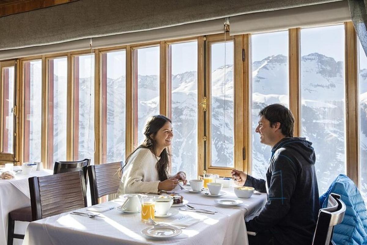 um homem e uma mulher sentados à mesa de um restaurante