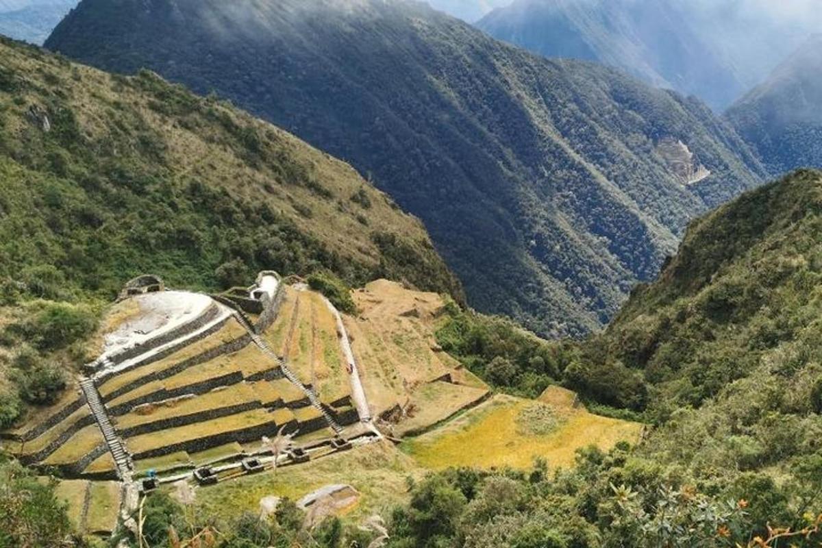 pemandangan gunung dengan pemandangan lembah
