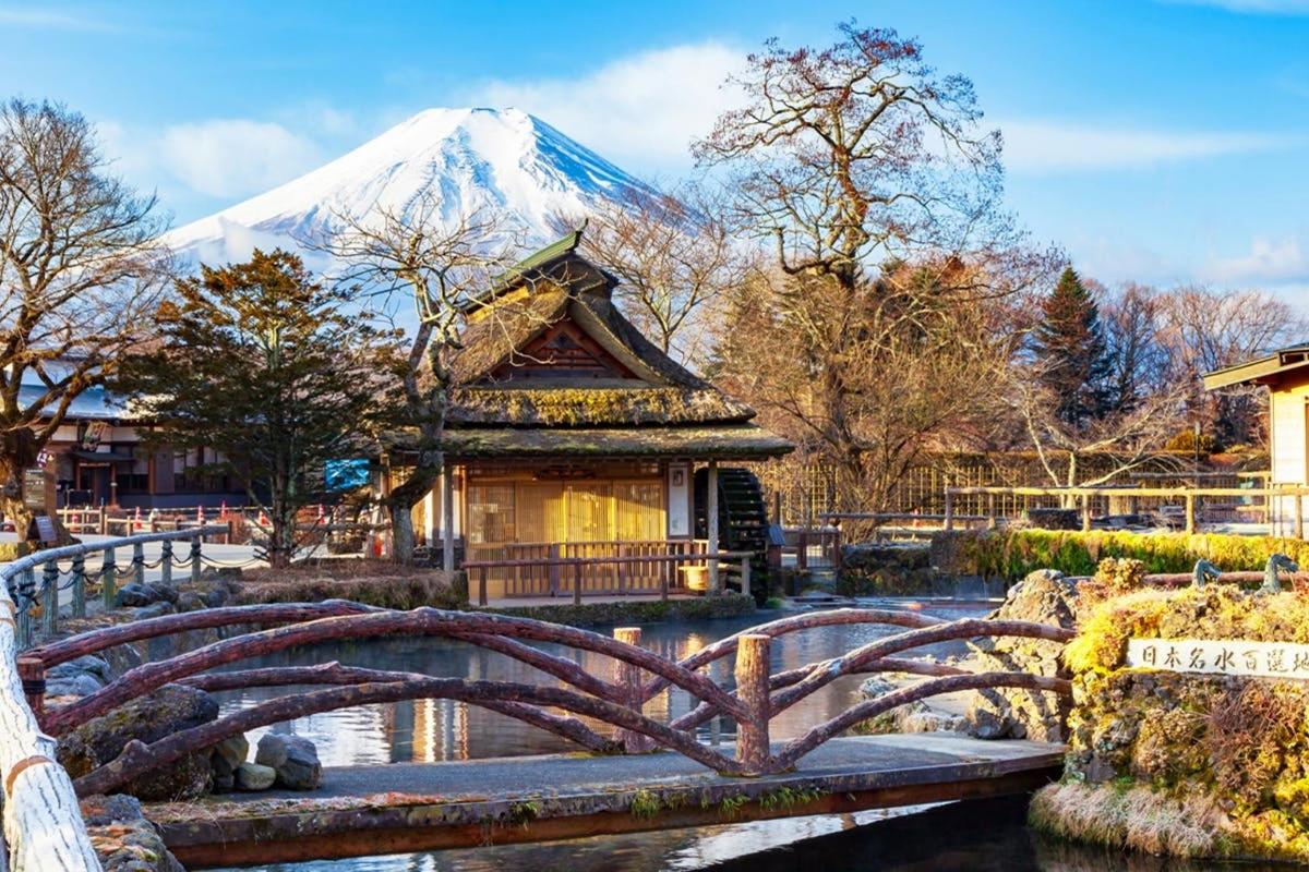 Japonský most přes rybník s horou v pozadí
