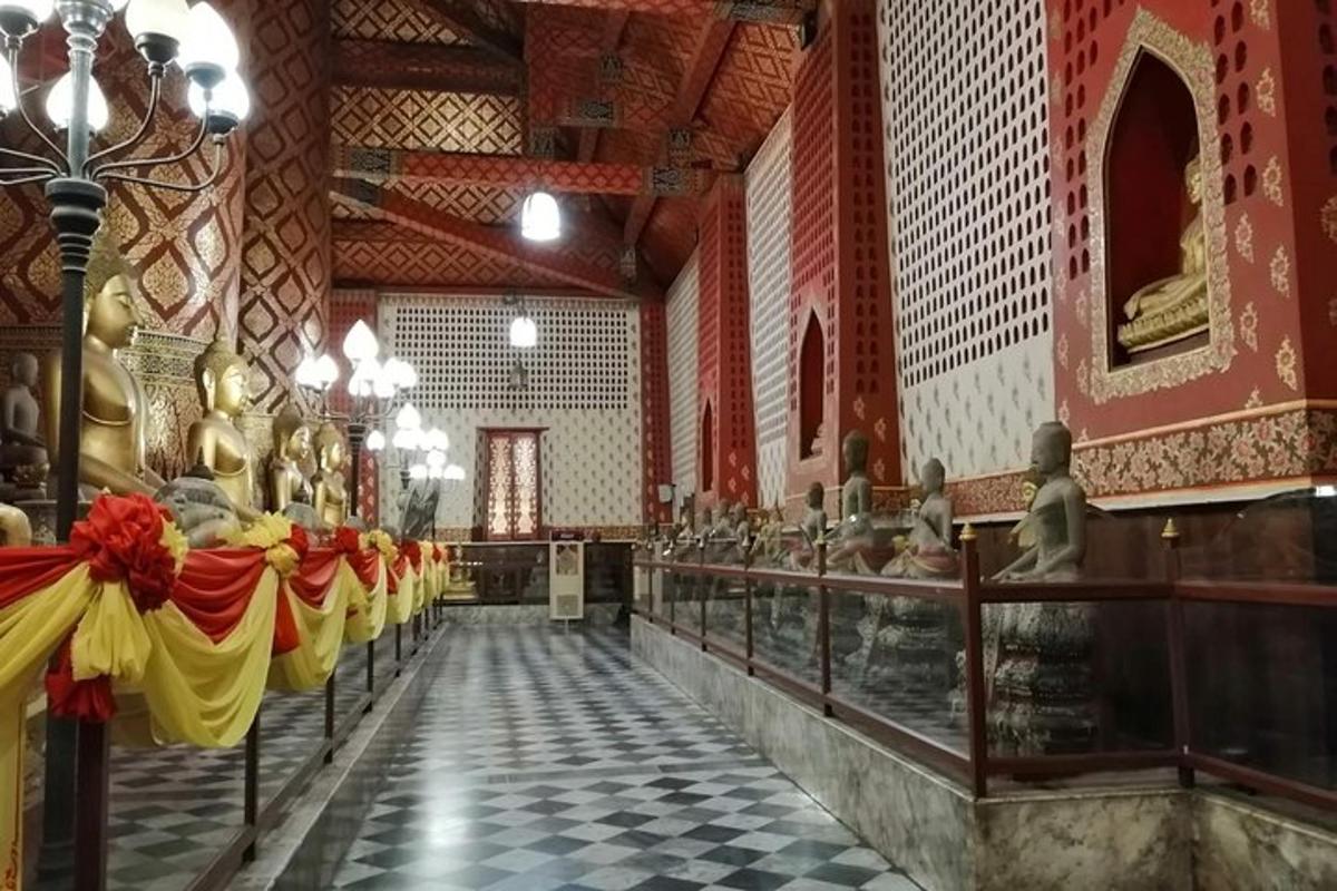 uma sala cheia de estátuas em exposição em um edifício
