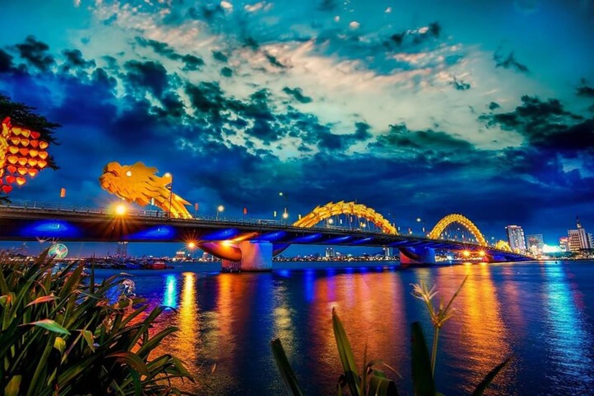 cảnh một cây cầu bắc qua sông vào ban đêm