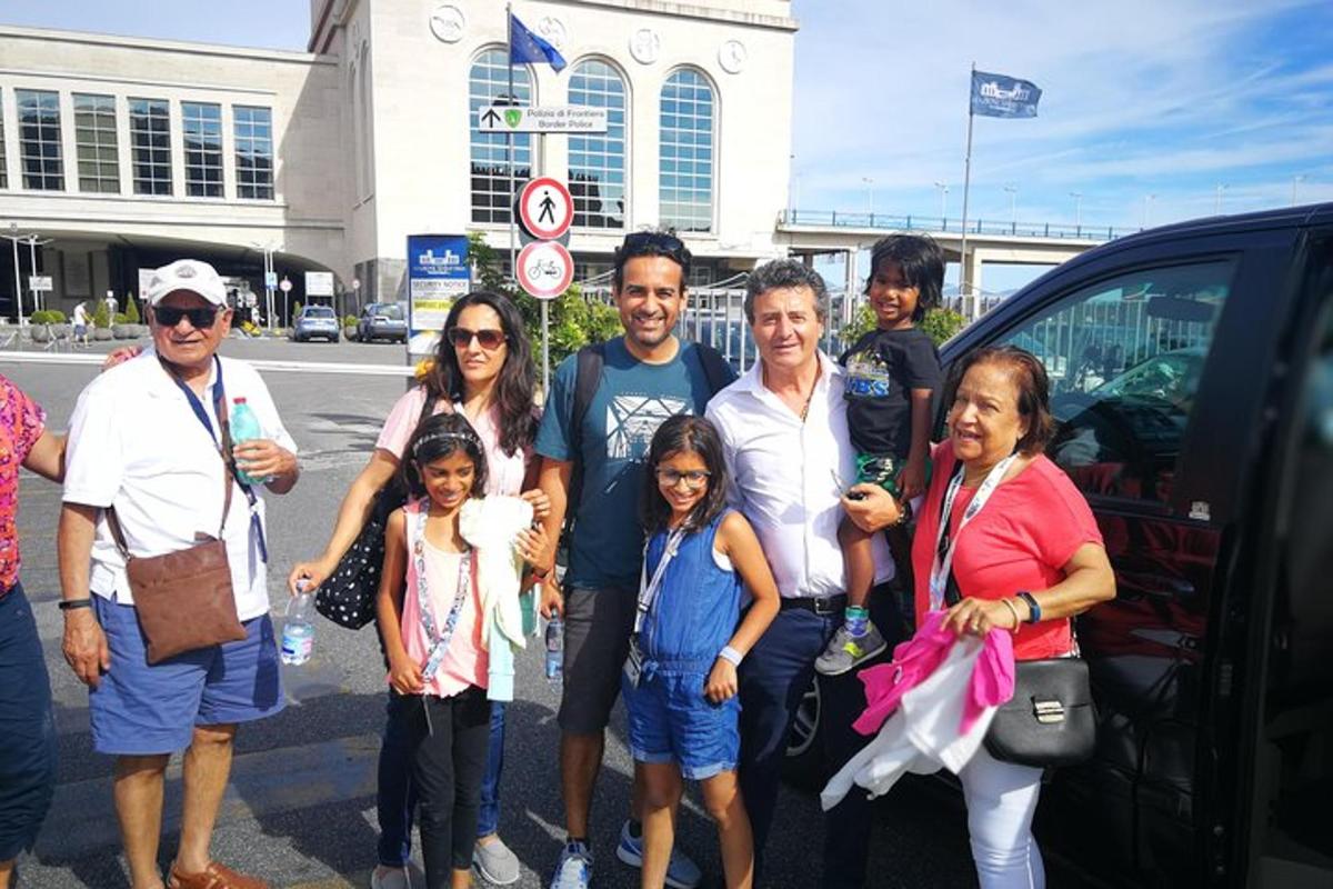 Un grupo de personas de pie junto a un coche.