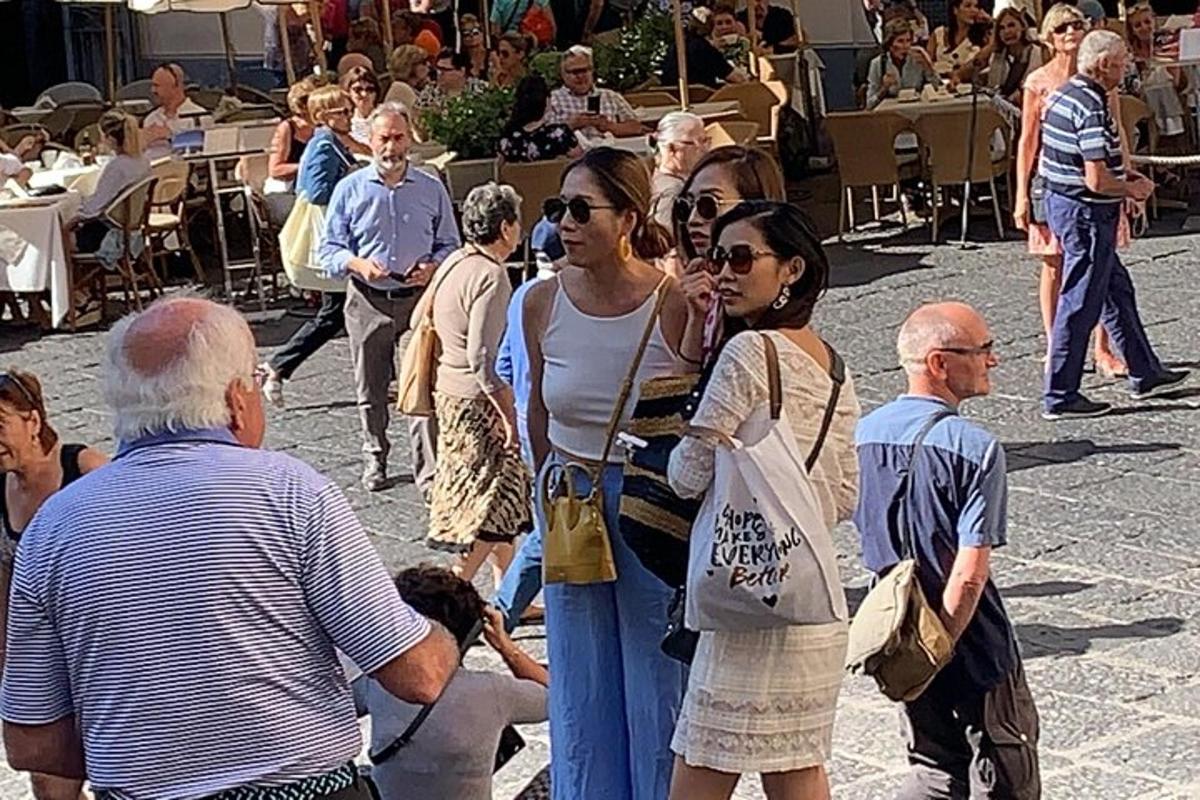 un gruppo di persone che camminano in mezzo alla folla