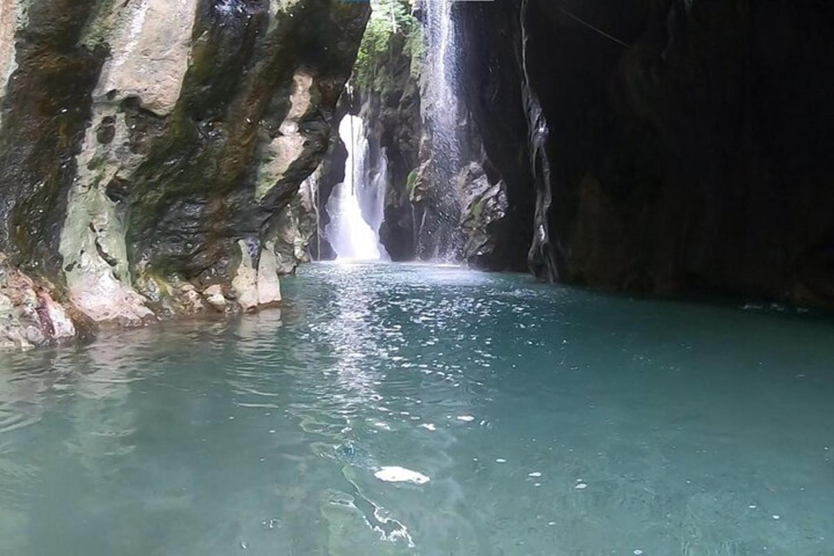 kolam air di hadapan air terjun