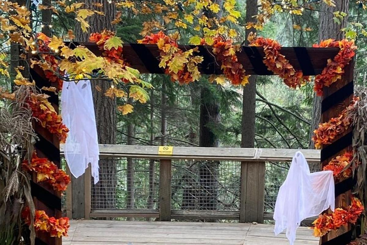 un ponte di legno con un mazzo di fiori sopra