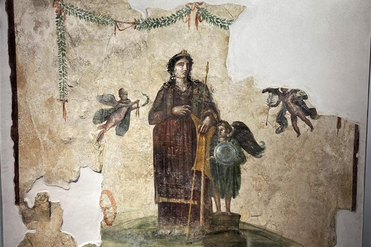 μια ζωγραφιά ενός αγάλματος ενός άνδρα σε έναν τοίχο
