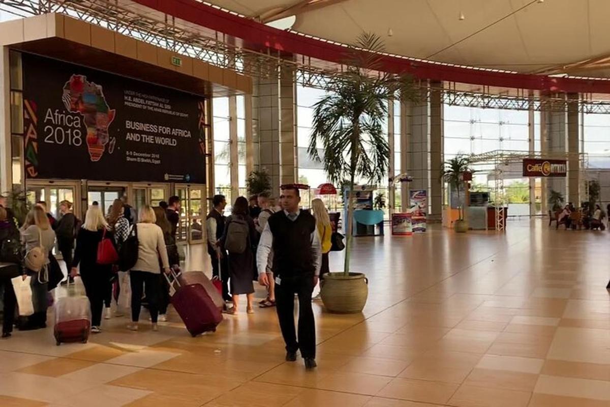 muž procházející se zavazadly po letišti