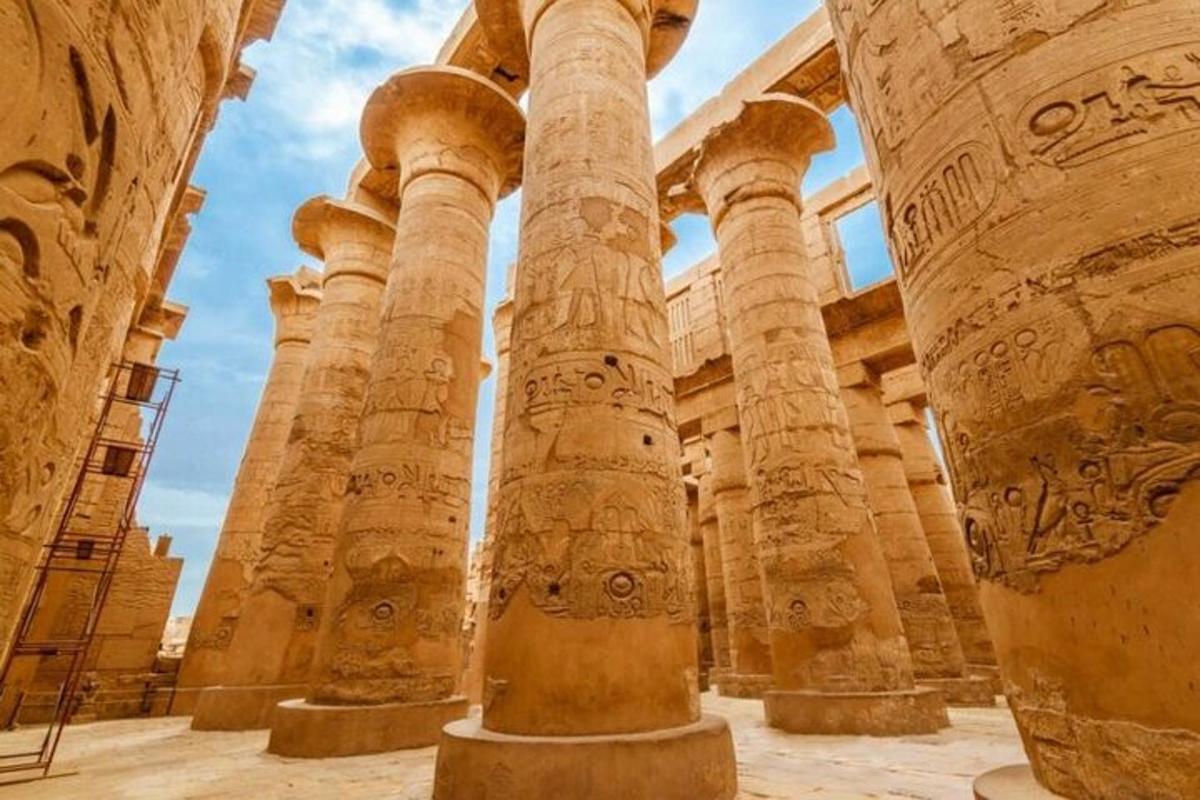 una vista delle colonne del tempio