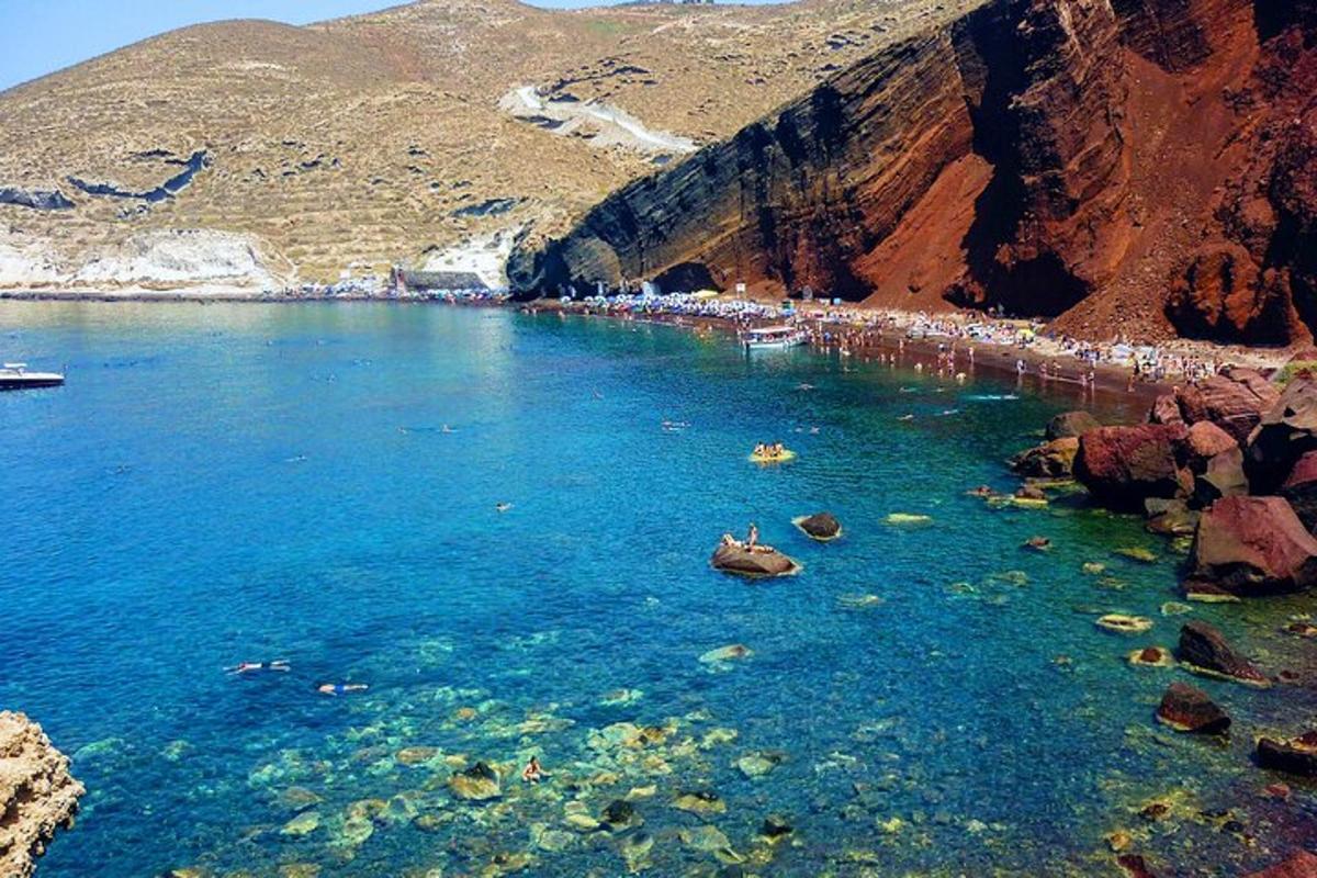 plaža s kupom ljudi v vodi
