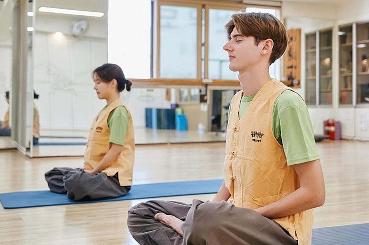 due giovani seduti a una lezione di yoga