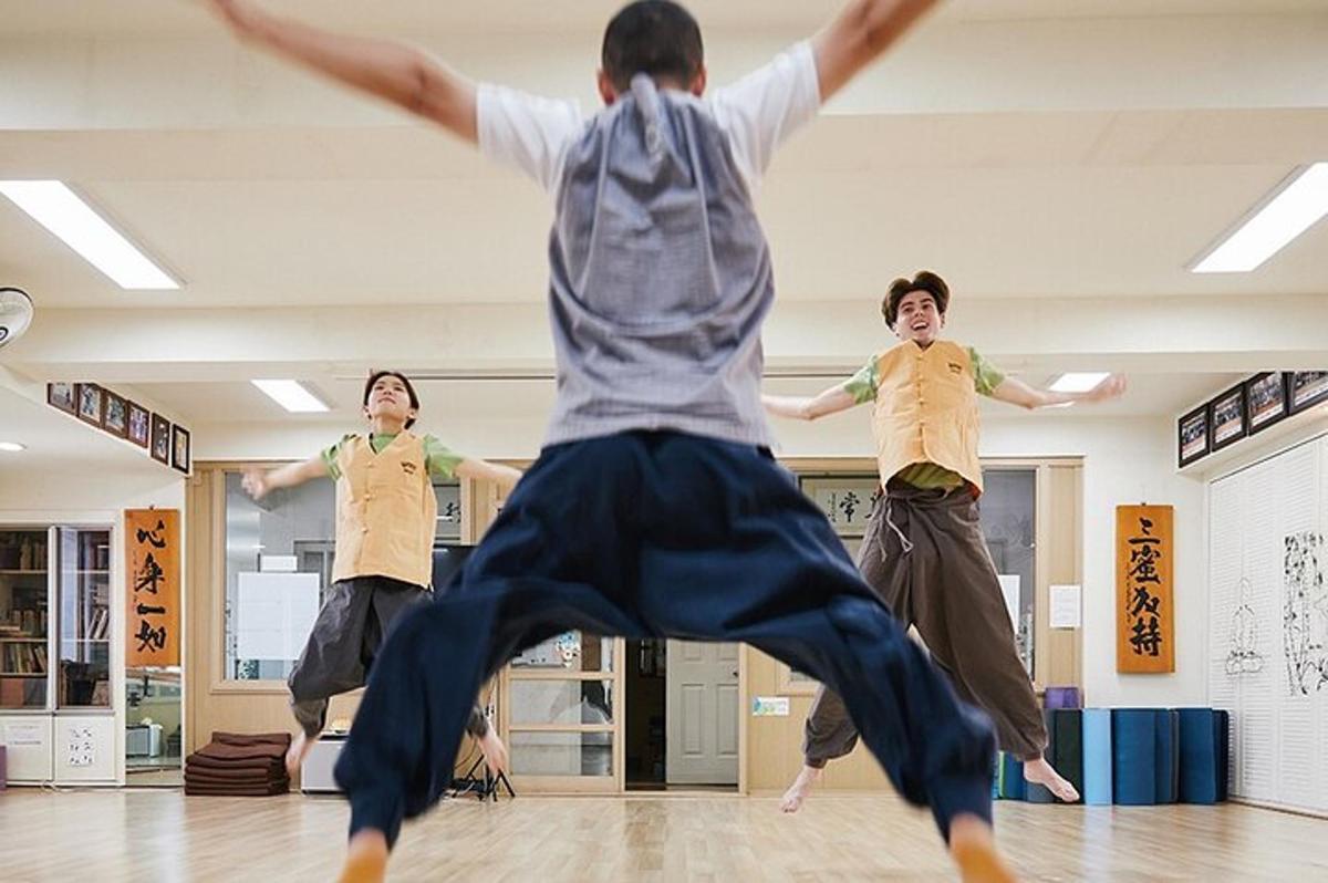 três meninos dançando em uma aula de dança