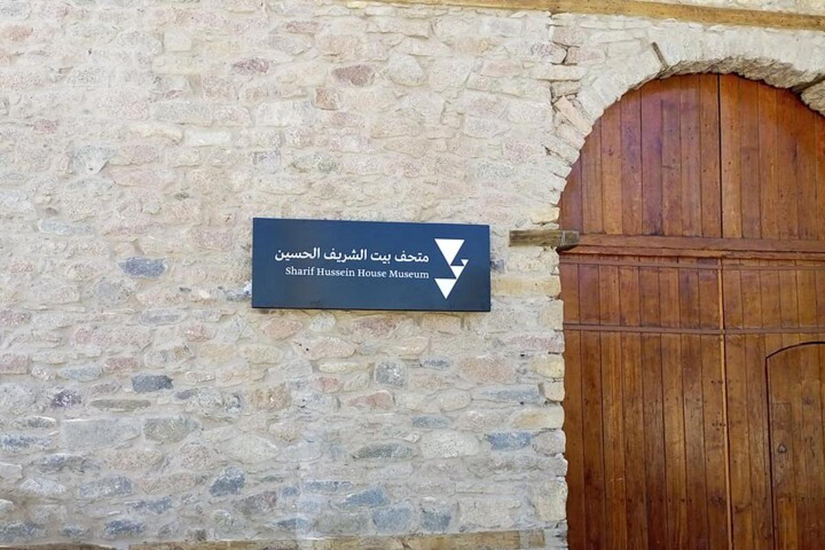 un cartel en el costado de un edificio con una puerta