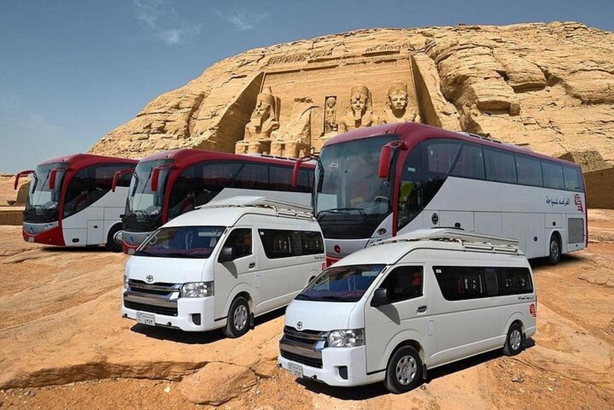 un grup d'autobusos i cotxes aparcats al desert