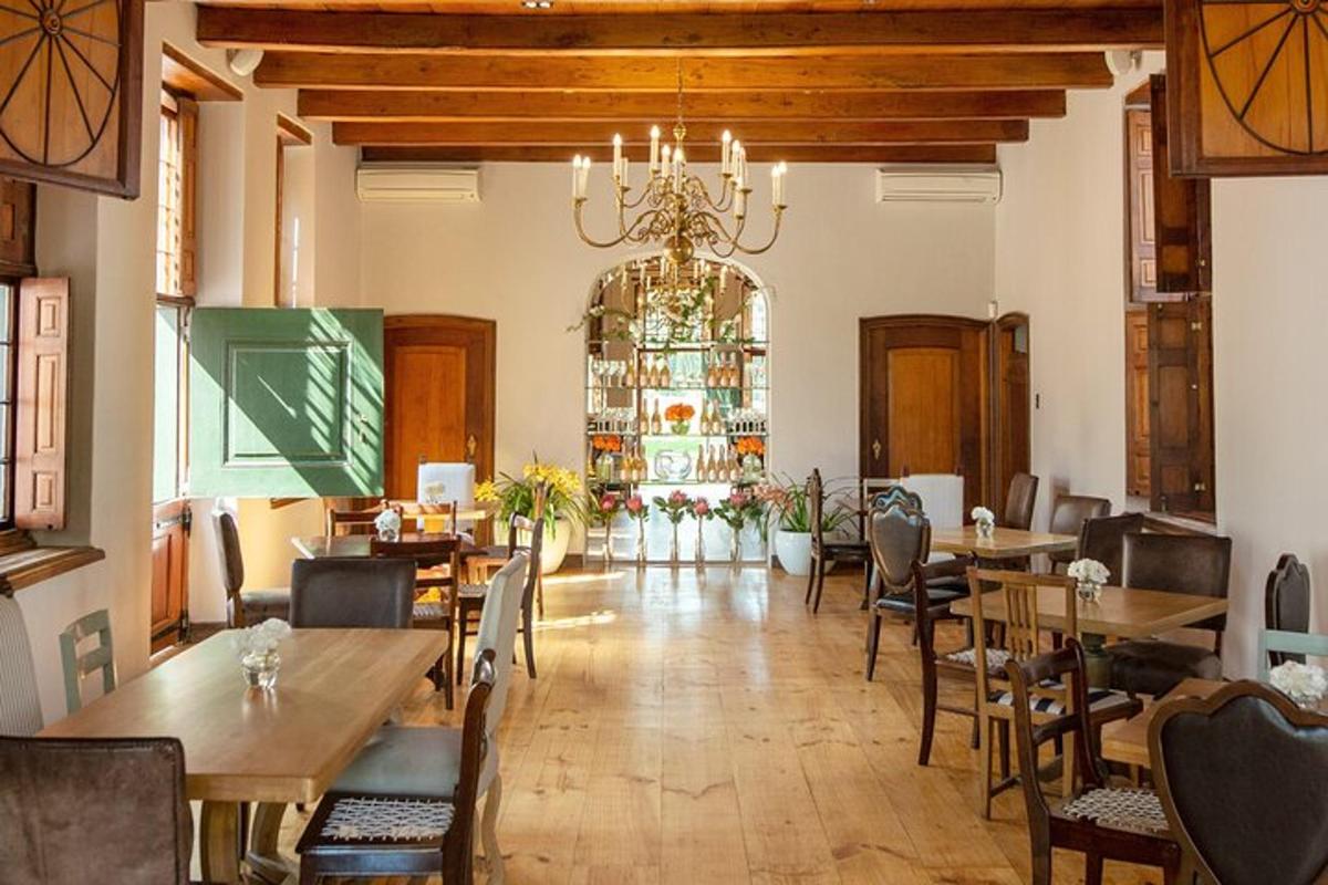restaurace se stoly, židlemi a lustrem