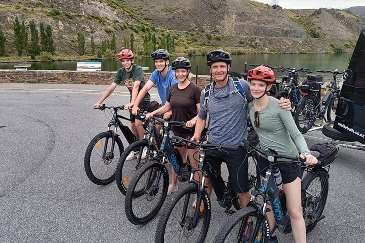 un grup de persones anant en bicicleta per una carretera