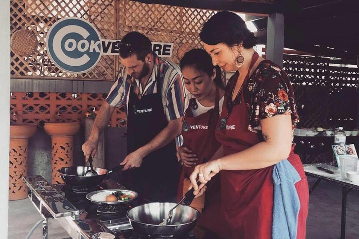 un gruppo di persone che preparano il cibo in una cucina
