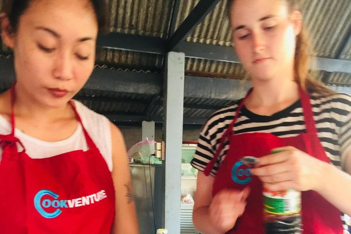 due giovani donne in cucina che guardano una bottiglia