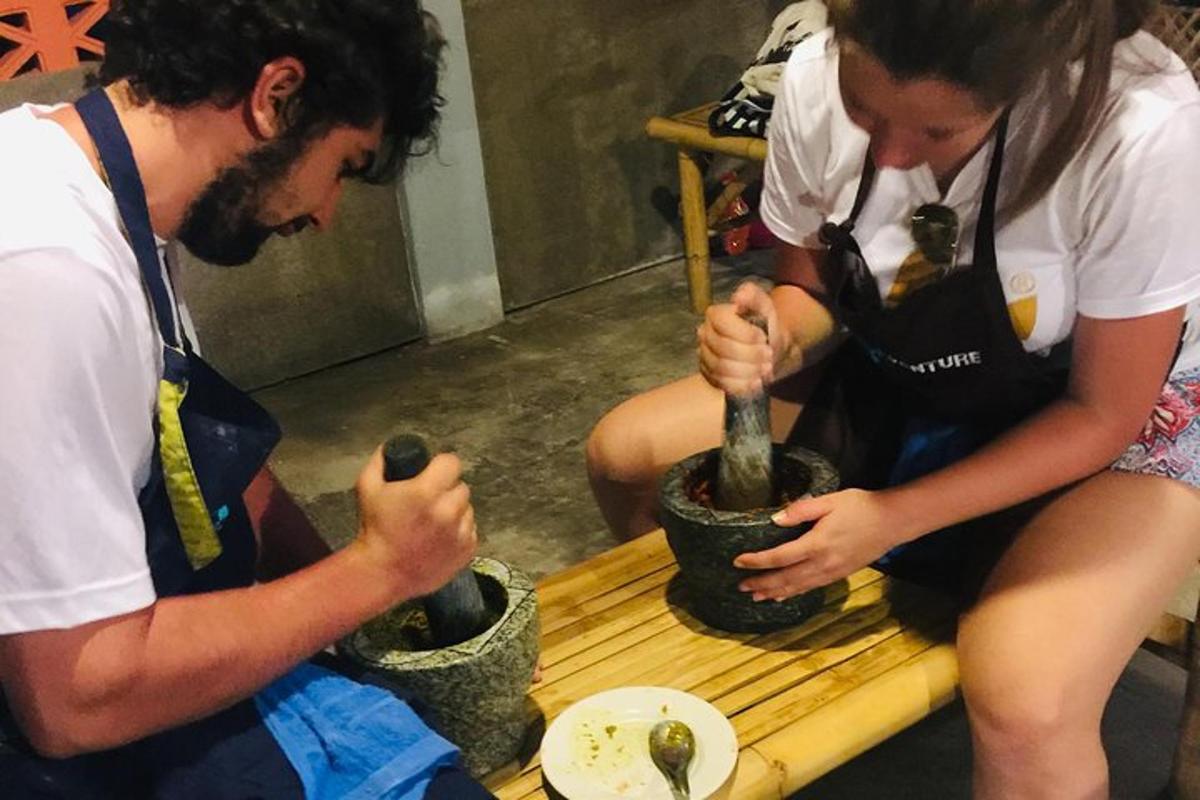 due persone stanno lavorando su una pianta in un vaso