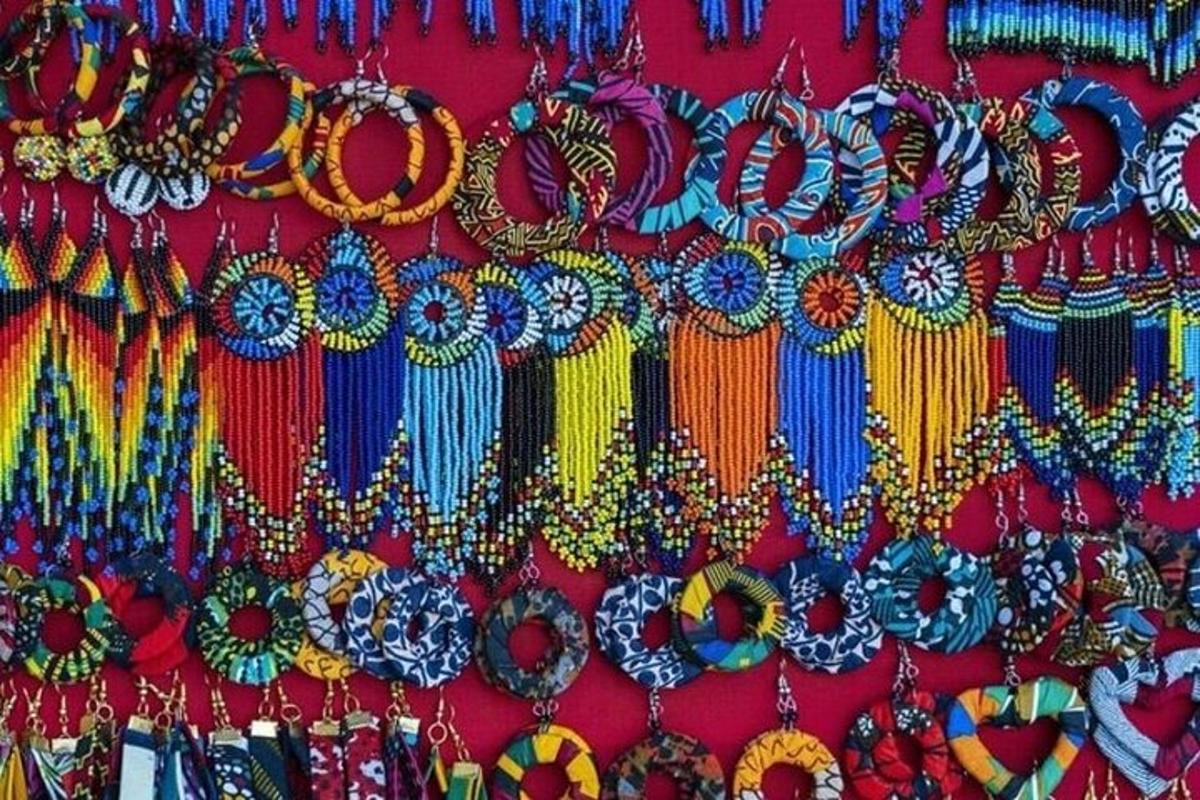 Un montón de collares de colores en una pared roja.