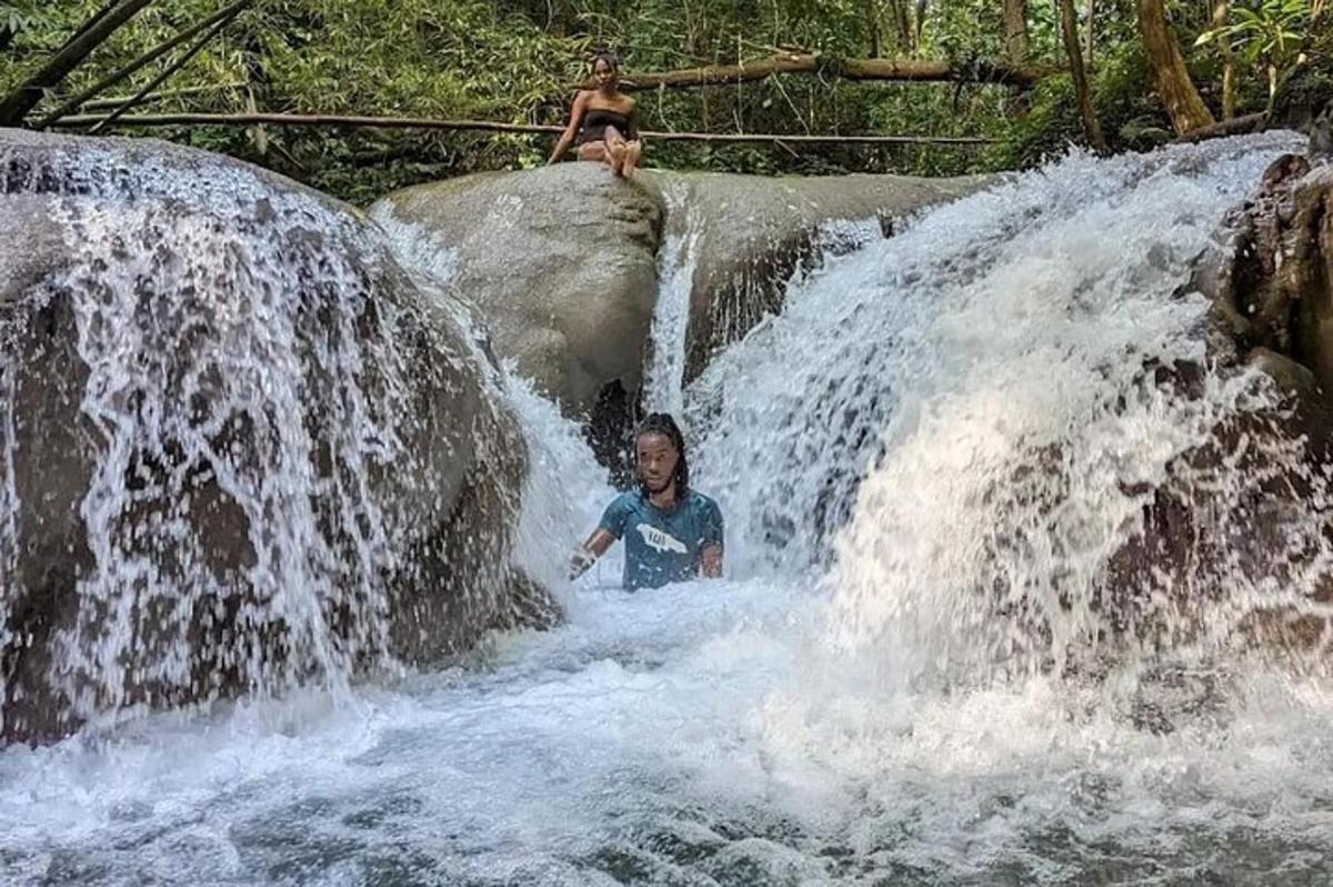 Човек је у водопаду у води