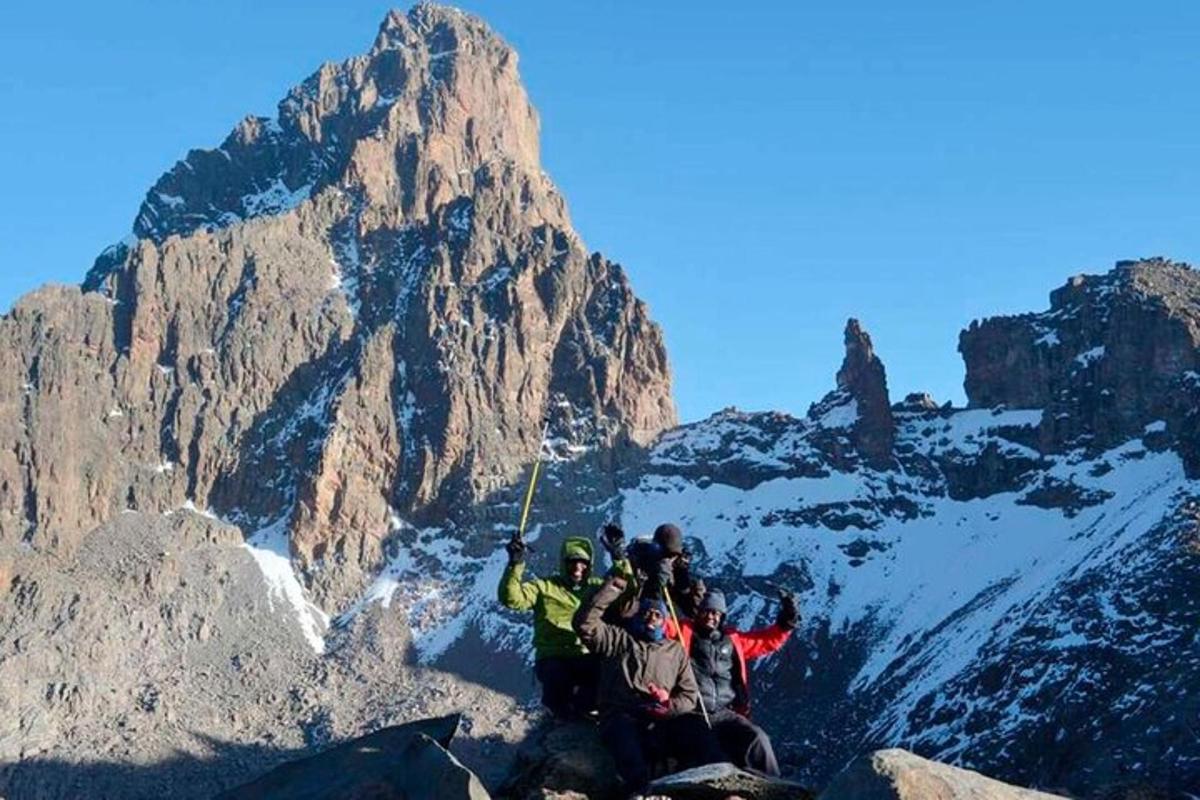 sekumpulan orang berdiri di atas gunung