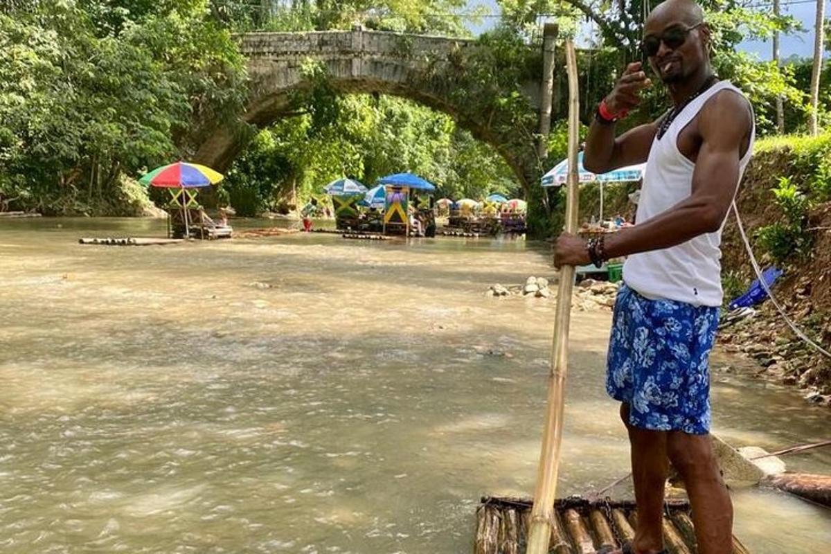 isang lalaking nakatayo sa tubig na may hawak na patpat