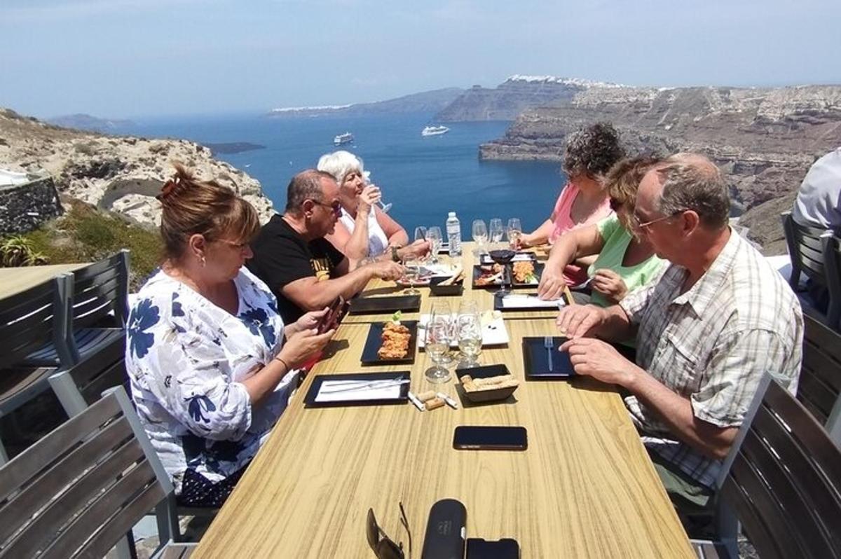 een groep mensen die aan een tafel zitten en eten