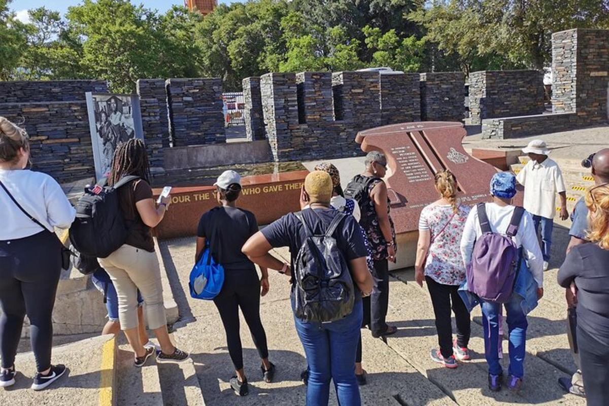 grupp inimesi, kes seisavad monumendi ümber