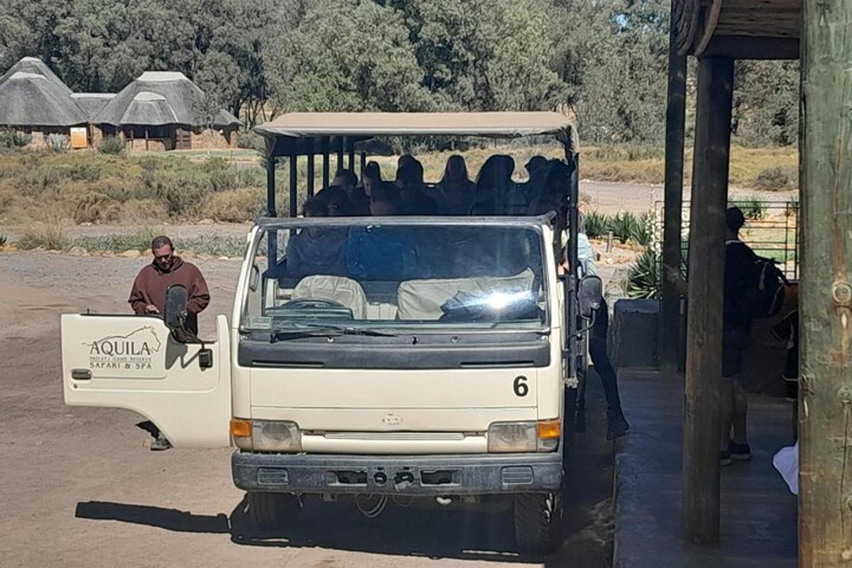 Muž stojí vedle bílé dodávky