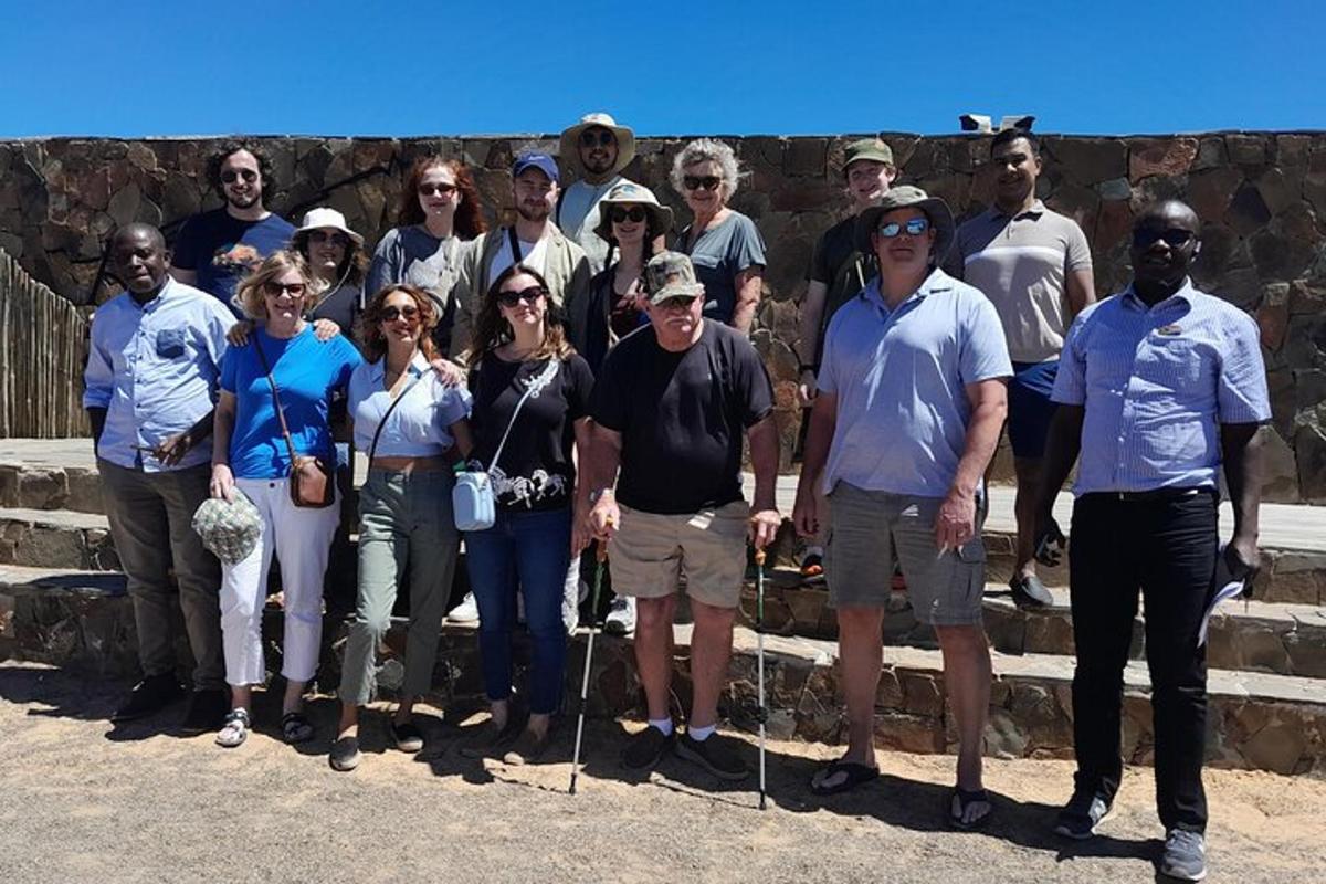 un gruppo di persone in posa per una foto su un muro