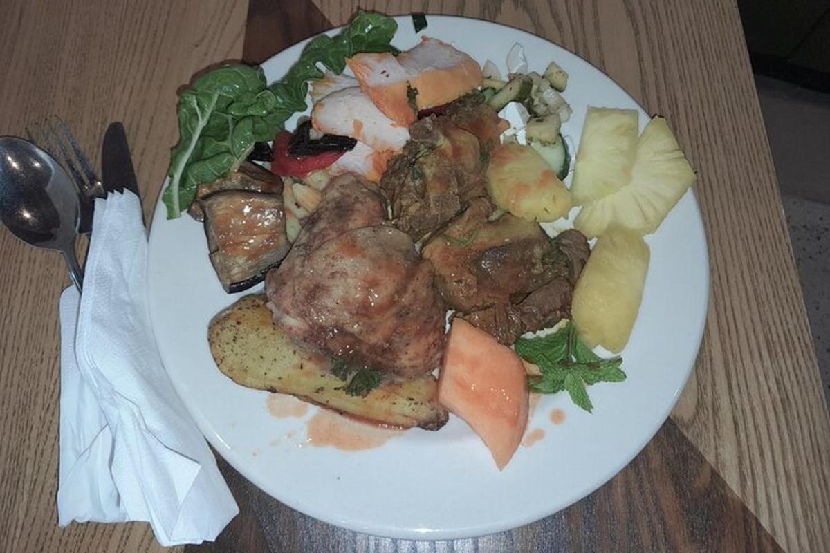 talíř jídla s masem a zeleninou na stole