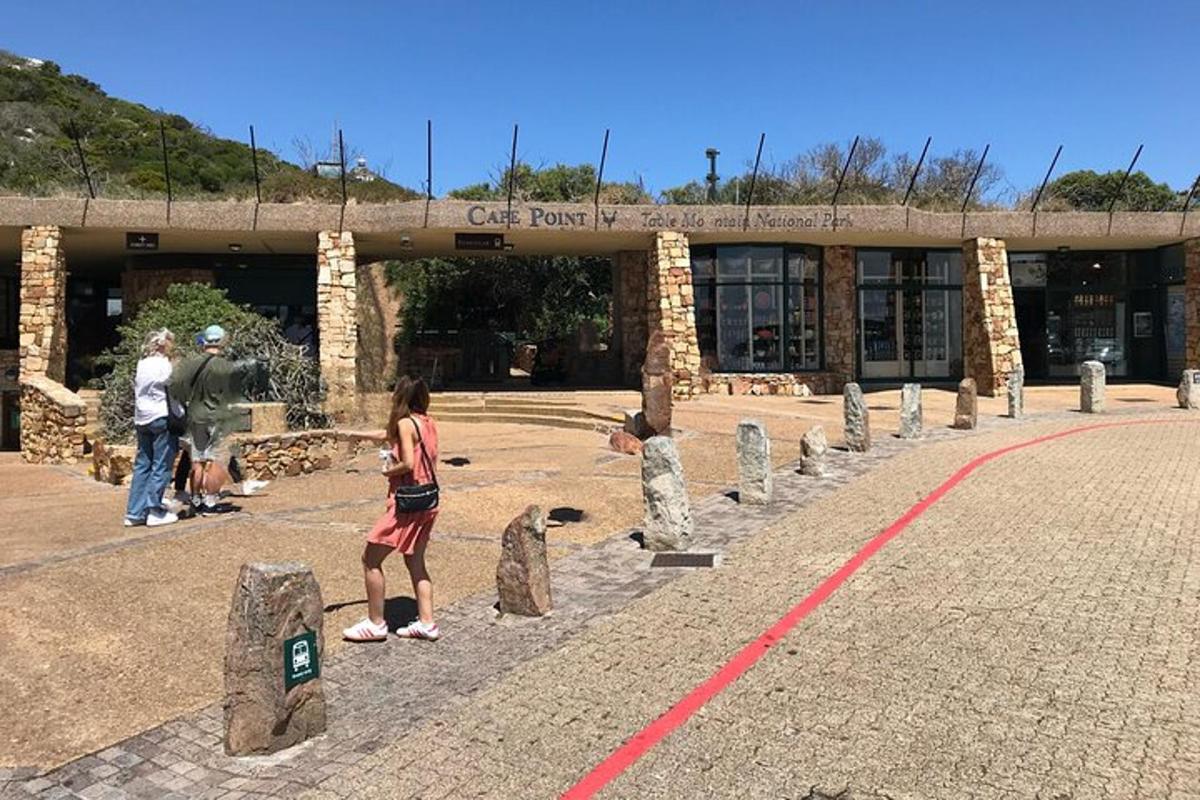 un gruppo di persone in piedi davanti a un edificio in pietra
