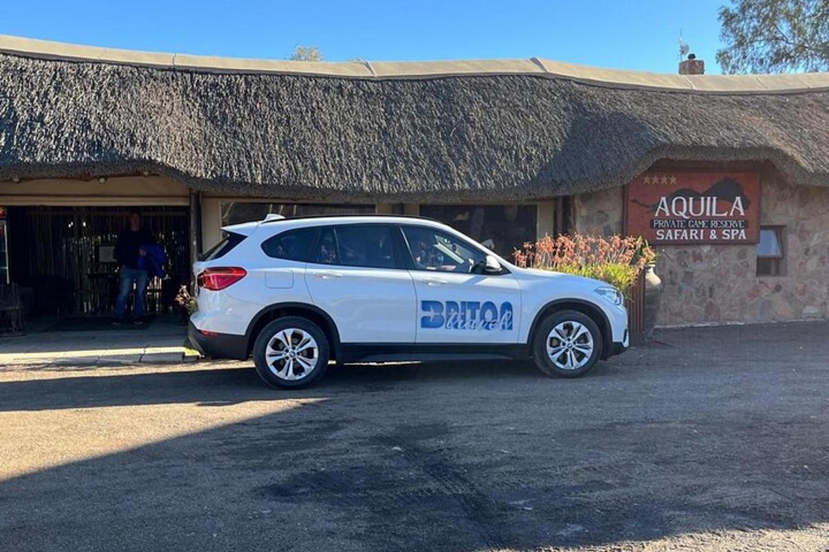 bílé auto zaparkované před budovou